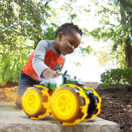 TOMY | John Deere tractor Monster Treads con luces y sonido