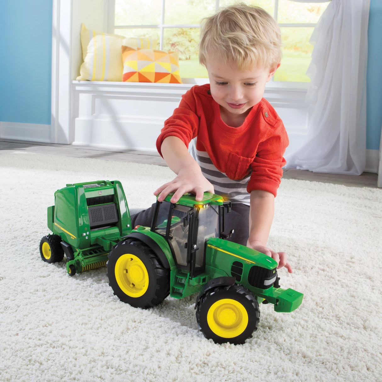 TOMY | John Deere tractor con empacadora luces y sonido