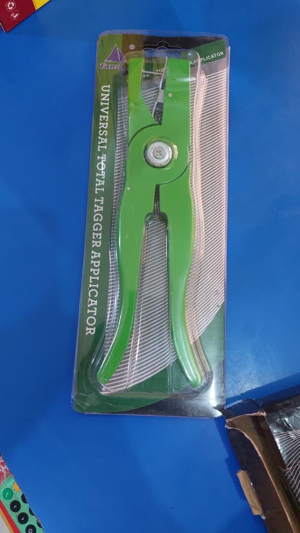 Ear tag applicator 