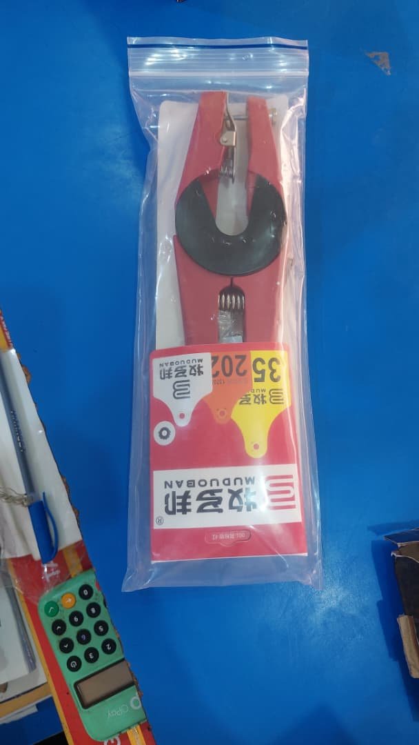 Ear tag applicator 